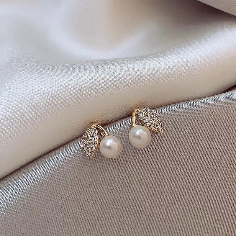 Pearl Leaf Stud earrings - leaf detail with pearl by PinkbyPC